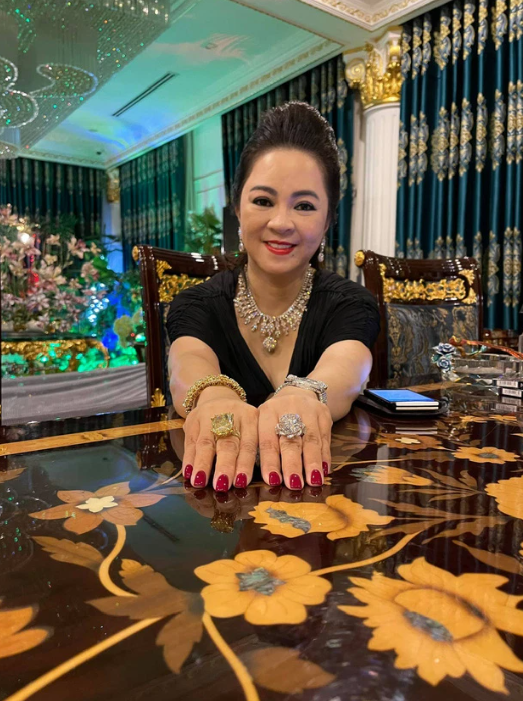 Được biết tới là một nữ đại gia có niềm đam mê lớn với hột xoàn, kim cương nên nhiều lần khi lên sóng livestream, bà Nguyễn Phương Hằng đều đem khoe số kim cương mới tậu khiến netizen ai nhìn cũng trầm trồ.