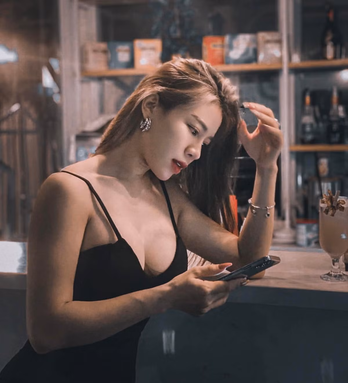 Trên trang cá nhân, người đẹp thường xuyên chia sẻ những kinh nghiệm cũng như các bài tập giữ dáng hiệu quả, được các chị em ủng hộ nhiệt tình.