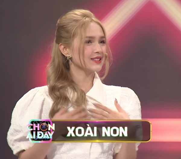 Mới đây, khi xuất hiện trên sóng truyền hình trong một gameshow, hot girl Sài thành này tiếp tục trở thành tâm điểm chú ý. Không ngoại lệ, diện mạo thực của cô nàng nhanh chóng thu hút nhiều "thánh soi" trên mạng xã hội.