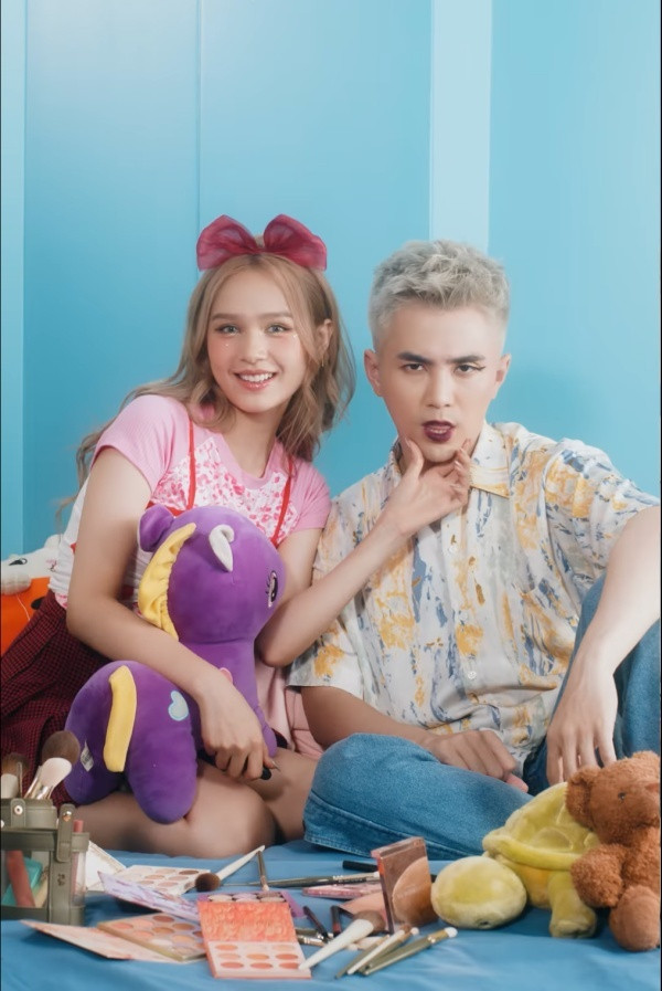 Không chỉ trên sóng truyền hình, nhan sắc Xoài Non khi xuất hiện trong các MV ca nhạc, hay vlog đời thường cũng nhận được mưa lời khen từ công chúng.