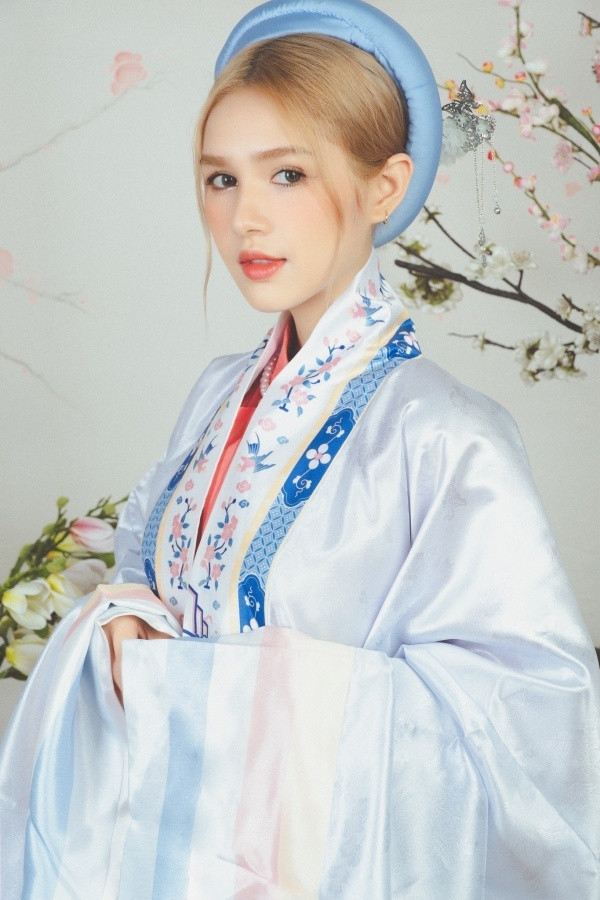 Mỗi khung ảnh mới của người đẹp đều nhanh chóng thu về lượng tương tác khủng, "bão like" từ công chúng chỉ trong một khoản thời gian ngắn. Ảnh: Tổng hợp