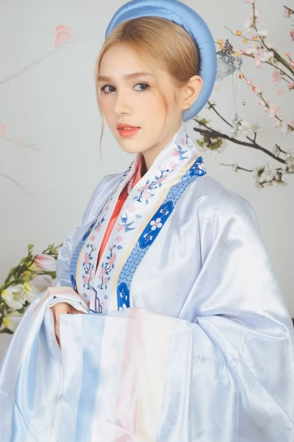 Mỗi khung ảnh mới của người đẹp đều nhanh chóng thu về lượng tương tác khủng, "bão like" từ công chúng chỉ trong một khoản thời gian ngắn. Ảnh: Tổng hợp