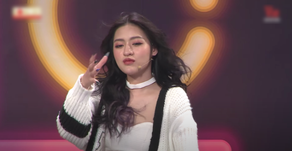 Khi trò chuyện cùng Trường Giang, "hot girl bắp cần bơ" khá lễ phép. Trên thực tế, nam danh hài lớn hơn cô 17 tuổi nên cô xưng "chú - cháu" cũng là điều hợp lý.