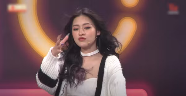 Khi trò chuyện cùng Trường Giang, "hot girl bắp cần bơ" khá lễ phép. Trên thực tế, nam danh hài lớn hơn cô 17 tuổi nên cô xưng "chú - cháu" cũng là điều hợp lý.