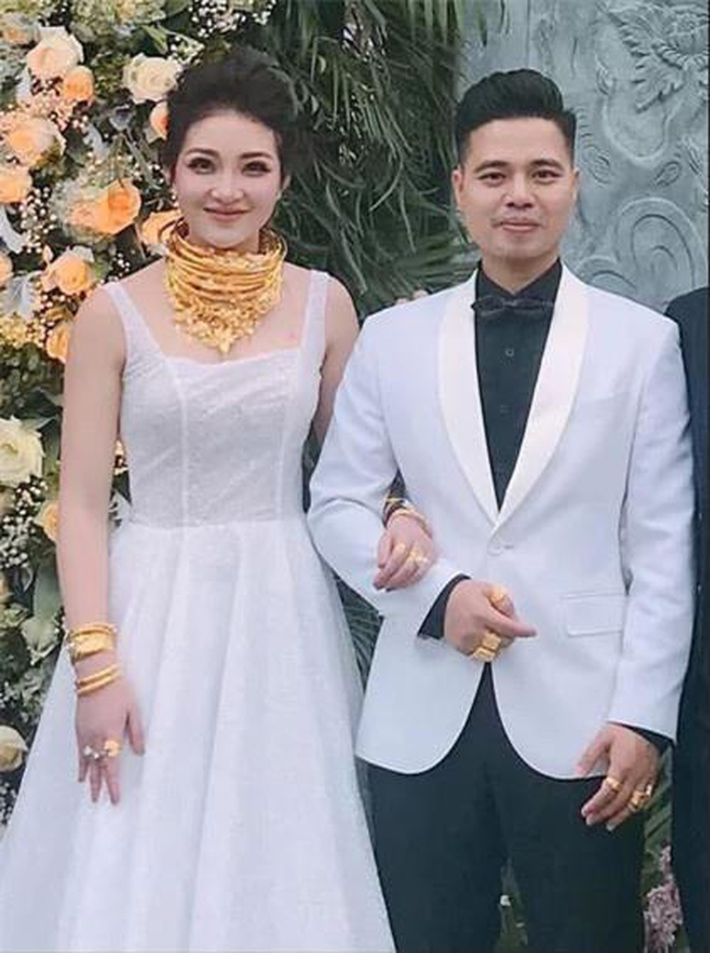 Từ khi nổi tiếng mọi nhất cử nhất động của vợ chồng "cô dâu 200 cây vàng" Nam Định đều được cư dân mạng cập nhật.