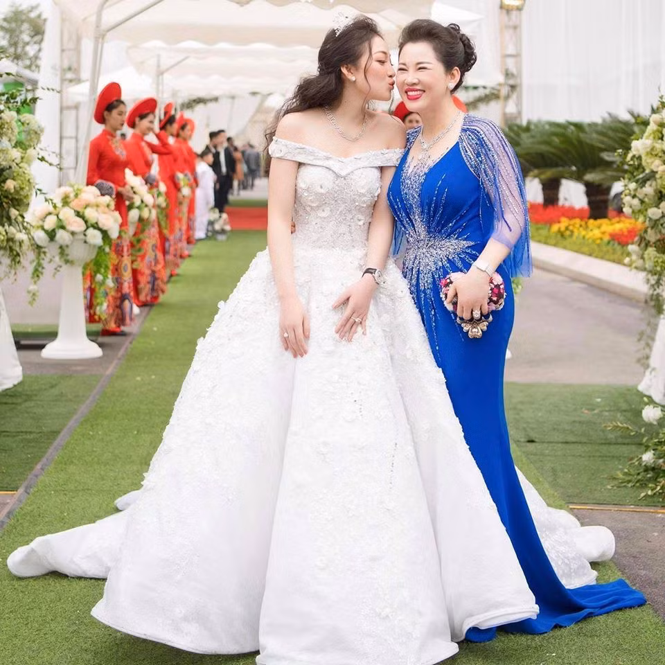 Co dau Nam Dinh tung noi tieng voi dam cuoi “khung” gio ra sao?