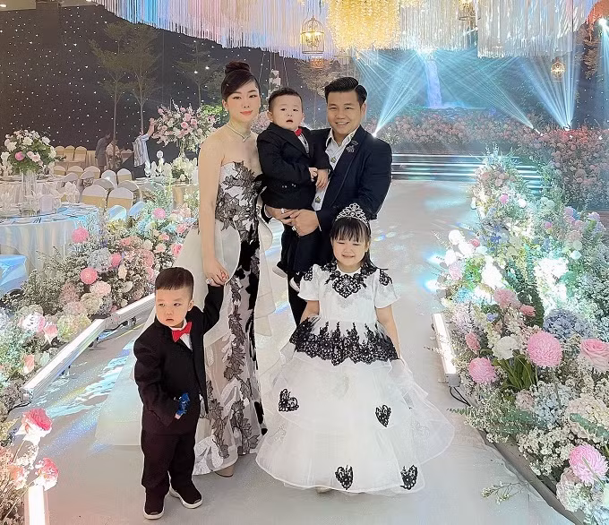 Sau khi kết hôn, Thu Thủy sinh cho chồng 1 cô con gái xinh xắn và sinh đôi 2 cậu con trai kháu khỉnh.