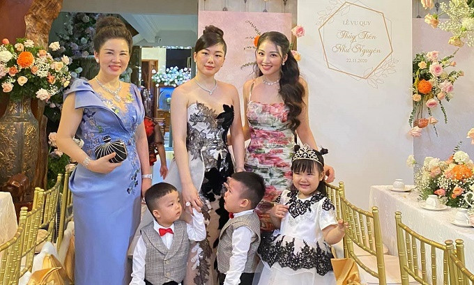 Không riêng gì Thu Hương, chị gái của cô là Thu Thủy, hơn cô 2 tuổi cũng là cô dâu Nam Định từng gây sốt MXH với đám cưới sử dụng máy bay để đón dâu.