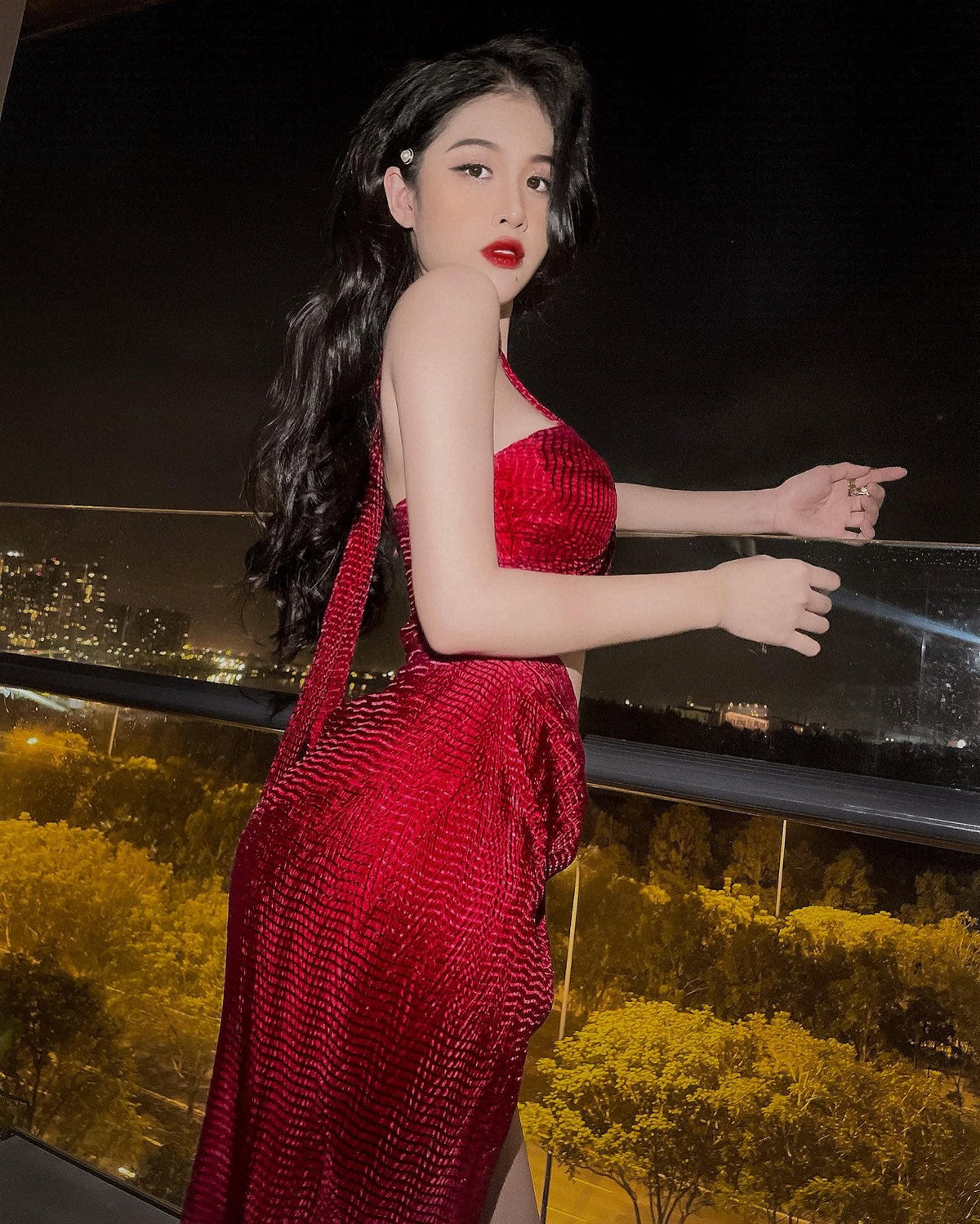 Nhờ lợi thế ngoại hình đẹp, Nhi Trinh tự tin diện váy ngắn, ôm sát thân, khoe body "vạn người mê".