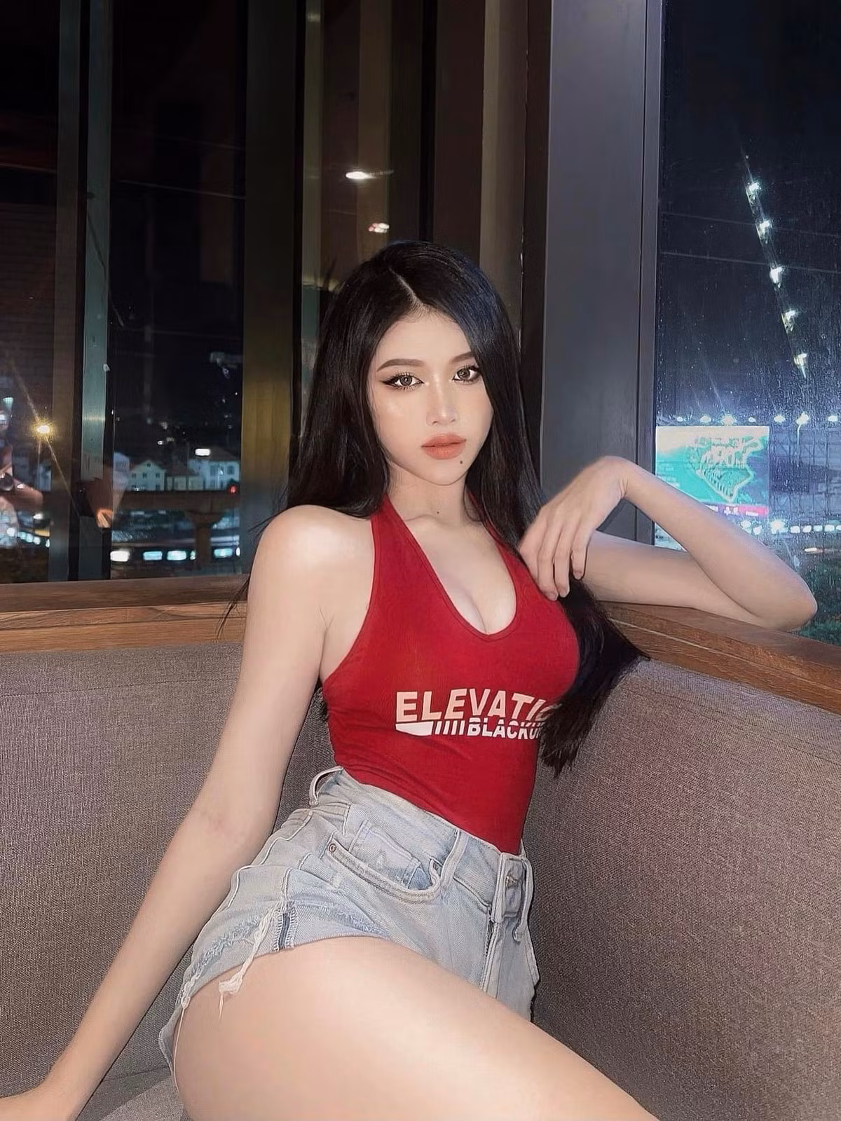 Nhi Trinh hiện là một người mẫu và cô nàng đang có dự định phát triển bản thân thành một người mẫu chuyên nghiệp.