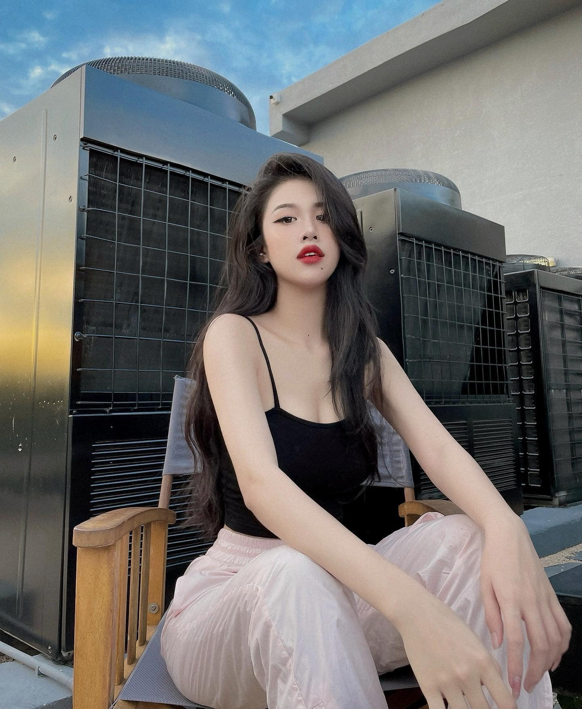 Không chỉ tập gym, người đẹp còn dành thời gian để chạy bộ, leo cầu thang bộ, nhảy dây vào những lúc rảnh rỗi.