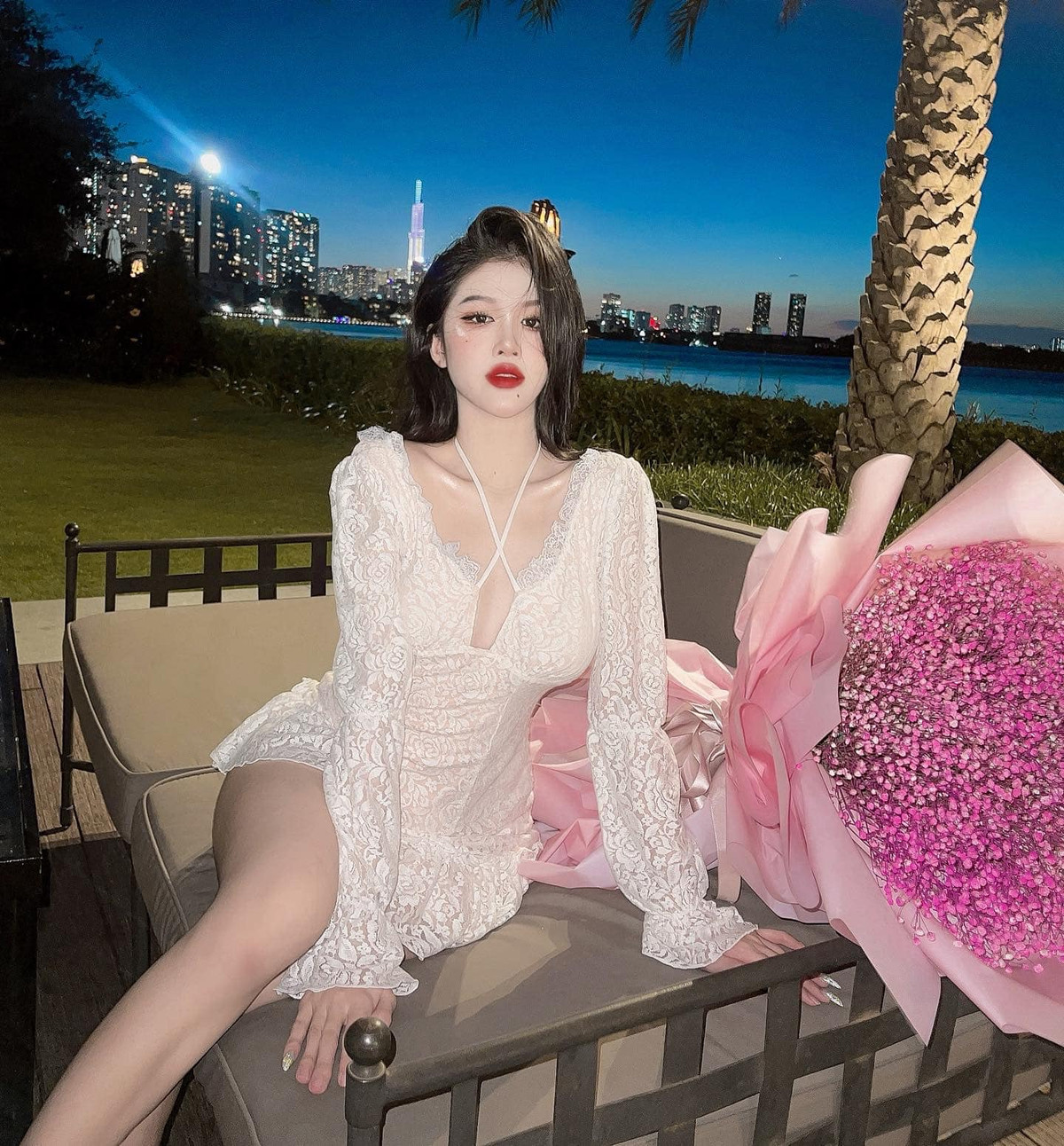 Chẳng những sở hữu vòng 1 đẹp "trời ban", cô nàng còn có vòng hông hoàn hảo nên không ngại diện những xu hướng hot.