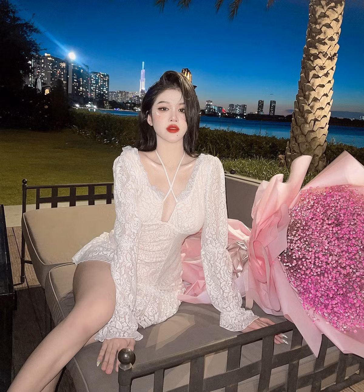 Chẳng những sở hữu vòng 1 đẹp "trời ban", cô nàng còn có vòng hông hoàn hảo nên không ngại diện những xu hướng hot.