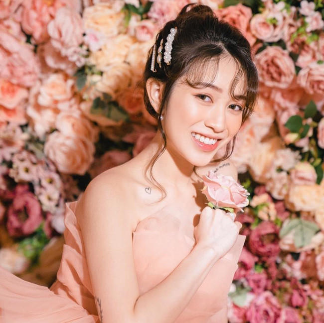 Joyce Phạm được nhận xét là "càng đẻ càng xinh". Dù bụng bầu lớn thế nhưng nhan sắc của cô không hề thay đổi nhiều.