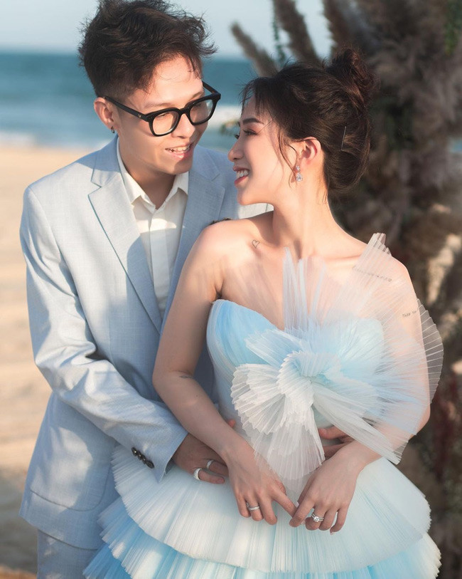 Joyce Phạm (tên thật Phạm Trần Nguyễn Minh Anh, sinh năm 1999) là con gái lớn của đại gia Minh Nhựa. Nàng hot girl từng khiến fan bất ngờ khi kết hôn vào năm tròn 20 tuổi.