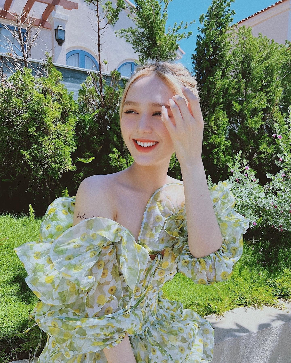 Trang Phạm lọt vào danh sách những hot girl lấy chồng cực sớm. Cô nàng từng chia sẻ, cô thuộc tuýp phụ nữ truyền thống, muốn sớm ổn định cuộc sống hôn nhân.