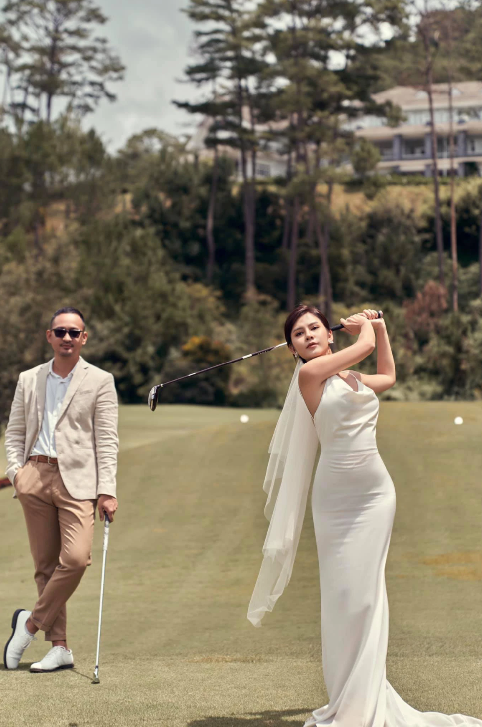 Nữ MC Thu Hoài là nhân vật gây ấn tượng với câu chuyện đi nhầm sân golf được chồng như ý.