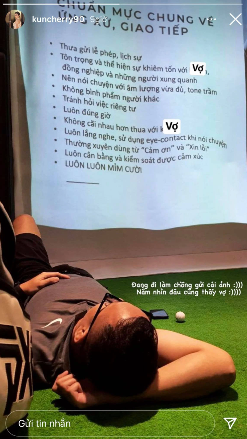 Mới đây, Thu Hoài liền đăng trên story kèm caption: "Đang đi làm chồng gửi cái ảnh. Nằm nhìn đâu cũng thấy vợ". Khoảnh khắc này làm hội chị em chỉ biết ghen tị về cuộc sống hạnh phúc của vợ chồng Thu Hoài.