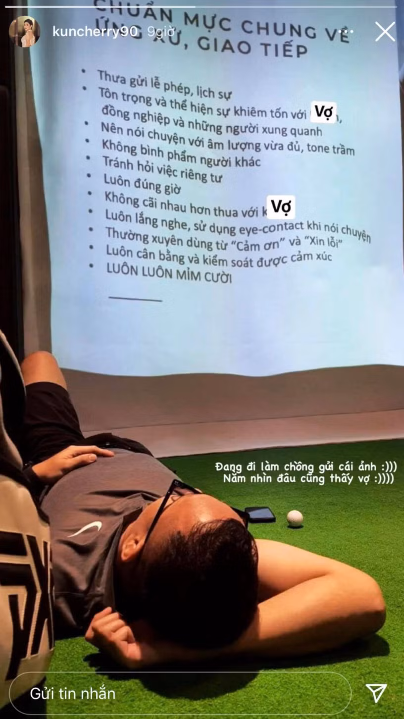 Mới đây, Thu Hoài liền đăng trên story kèm caption: "Đang đi làm chồng gửi cái ảnh. Nằm nhìn đâu cũng thấy vợ". Khoảnh khắc này làm hội chị em chỉ biết ghen tị về cuộc sống hạnh phúc của vợ chồng Thu Hoài.