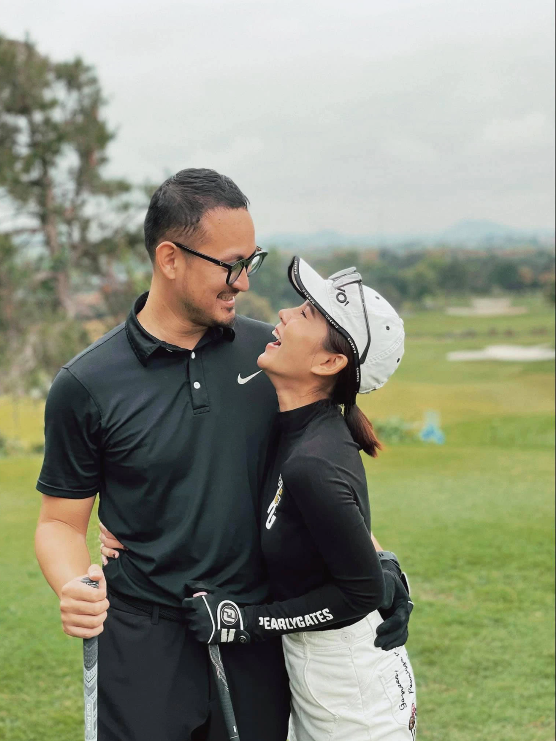 Được biết, ông xã của nữ MC Thu Hoài là Hoàng Nam, hiện đang là CCO (Giám đốc kinh doanh) của một trung tâm đào tạo golf công nghệ cao hàng đầu Việt Nam.