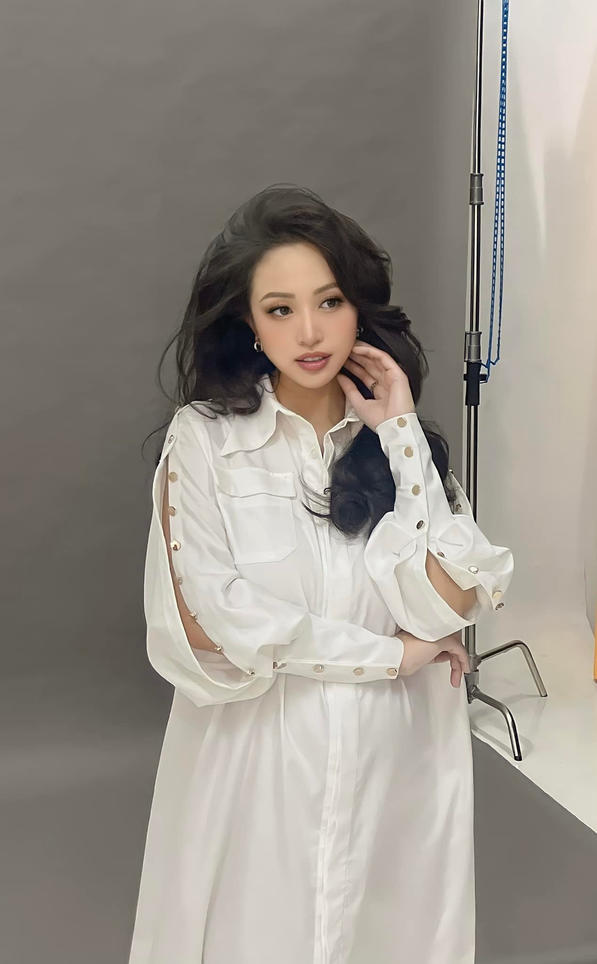 Bà bầu thoải mái chọn những thiết kế cá tính khoe bụng bầu và không làm mất đi sự điệu đà.