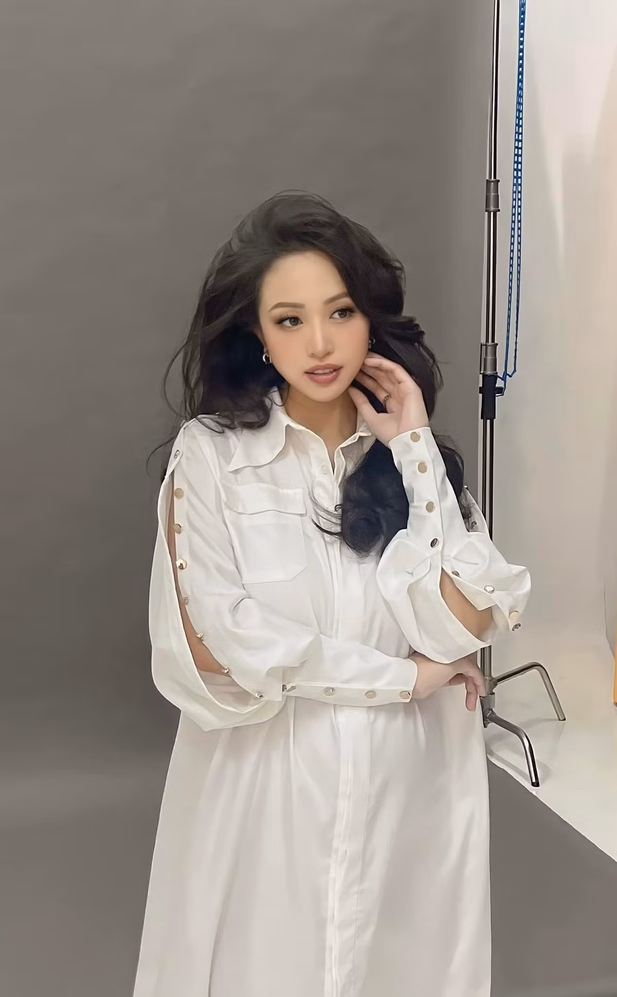 Bà bầu thoải mái chọn những thiết kế cá tính khoe bụng bầu và không làm mất đi sự điệu đà.