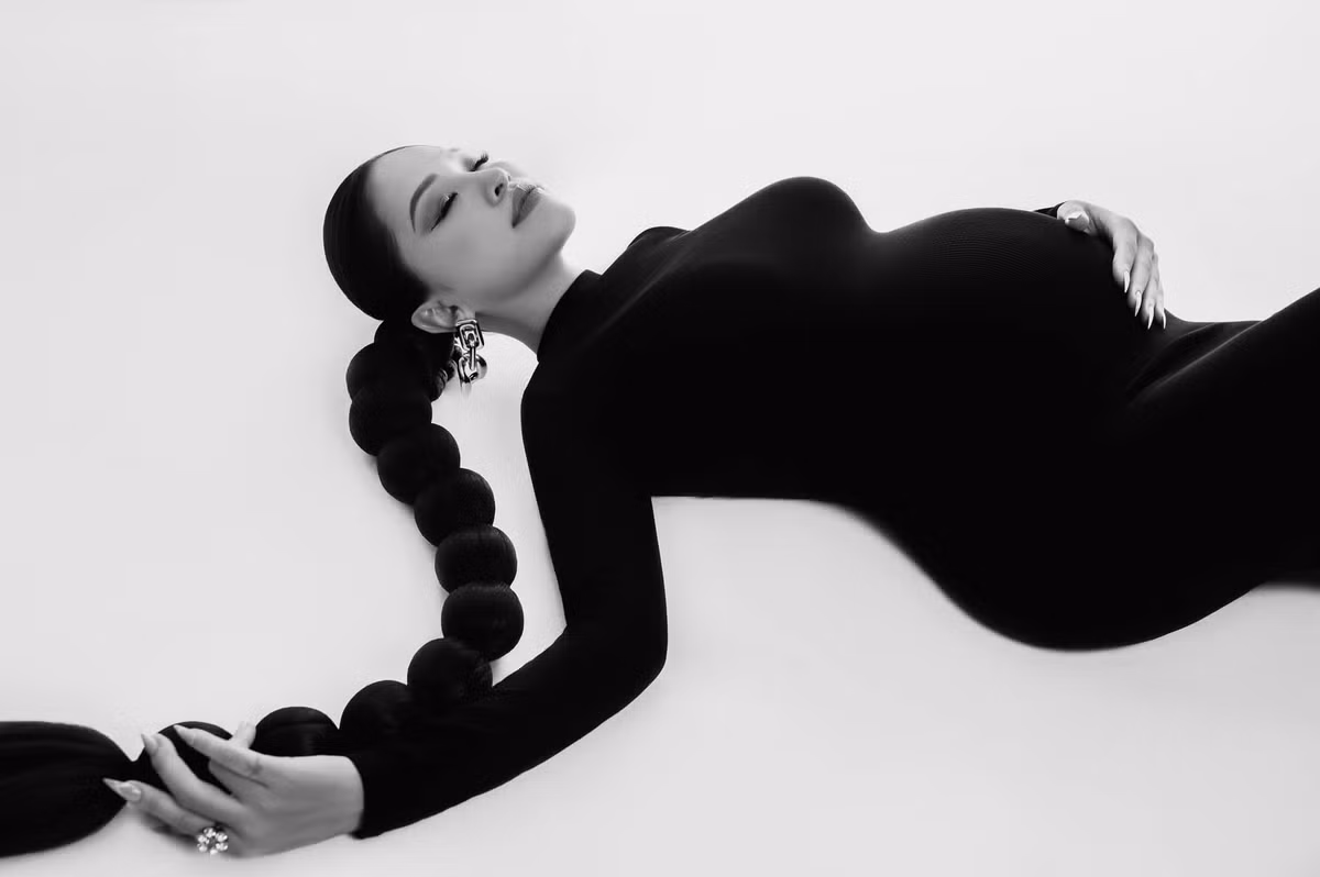 Dù đã mang thai lần hai, lại chuẩn bị lâm bồn thế nhưng Vân Hugo vẫn giữ được sắc vóc gọn gàng, tươi trẻ.