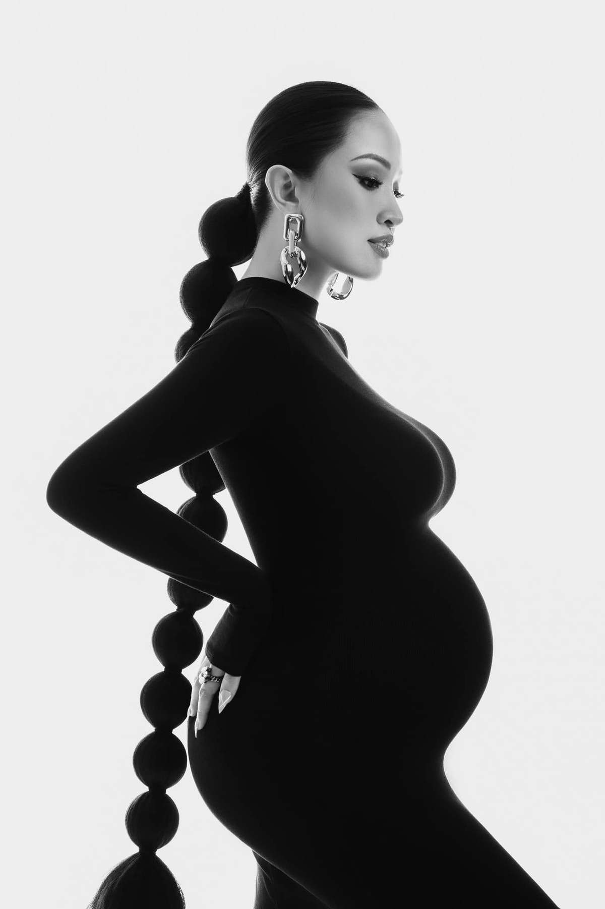 Vân Hugo là cựu hot girl quen mặt với thế hệ 8x, cô từng là người dẫn chương trình một số gameshow nổi tiếng, tham gia đóng phim.