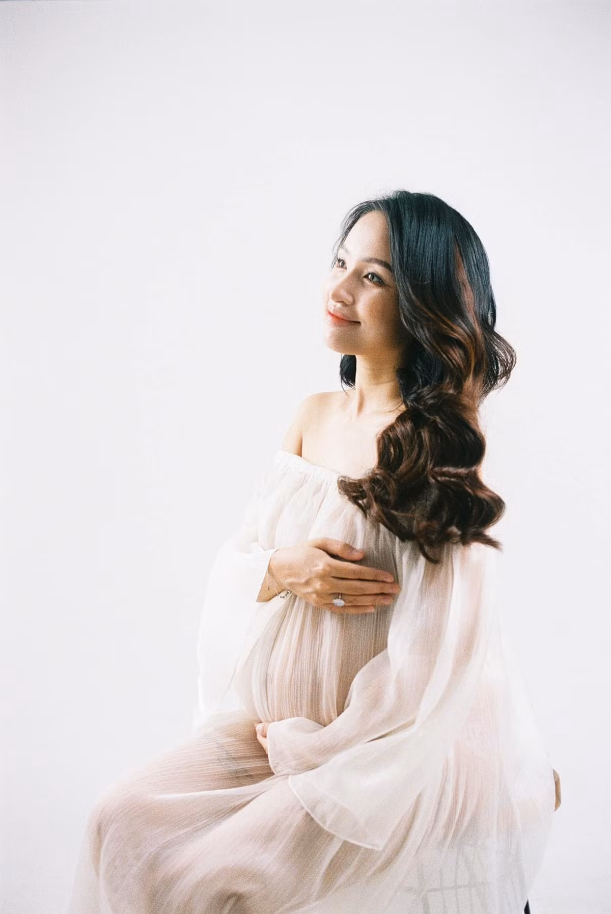 Cô luôn cho thấy nụ cười rạng rỡ, tươi tắn tràn đầy hạnh phúc.