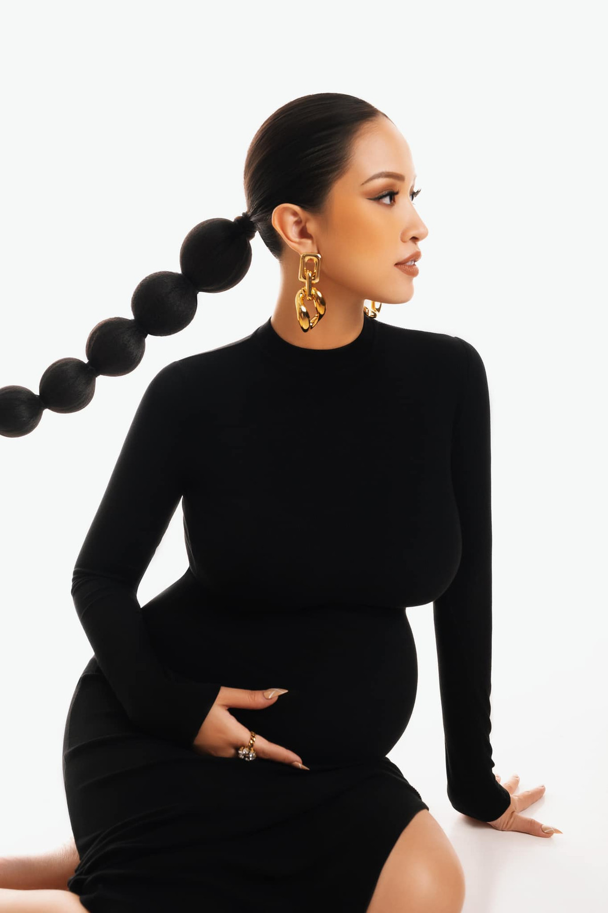 Đính kèm bộ ảnh, Vân Hugo không quên dành lời yêu thương, ngọt ngào dành cho cô con gái sắp chào đời của mình.