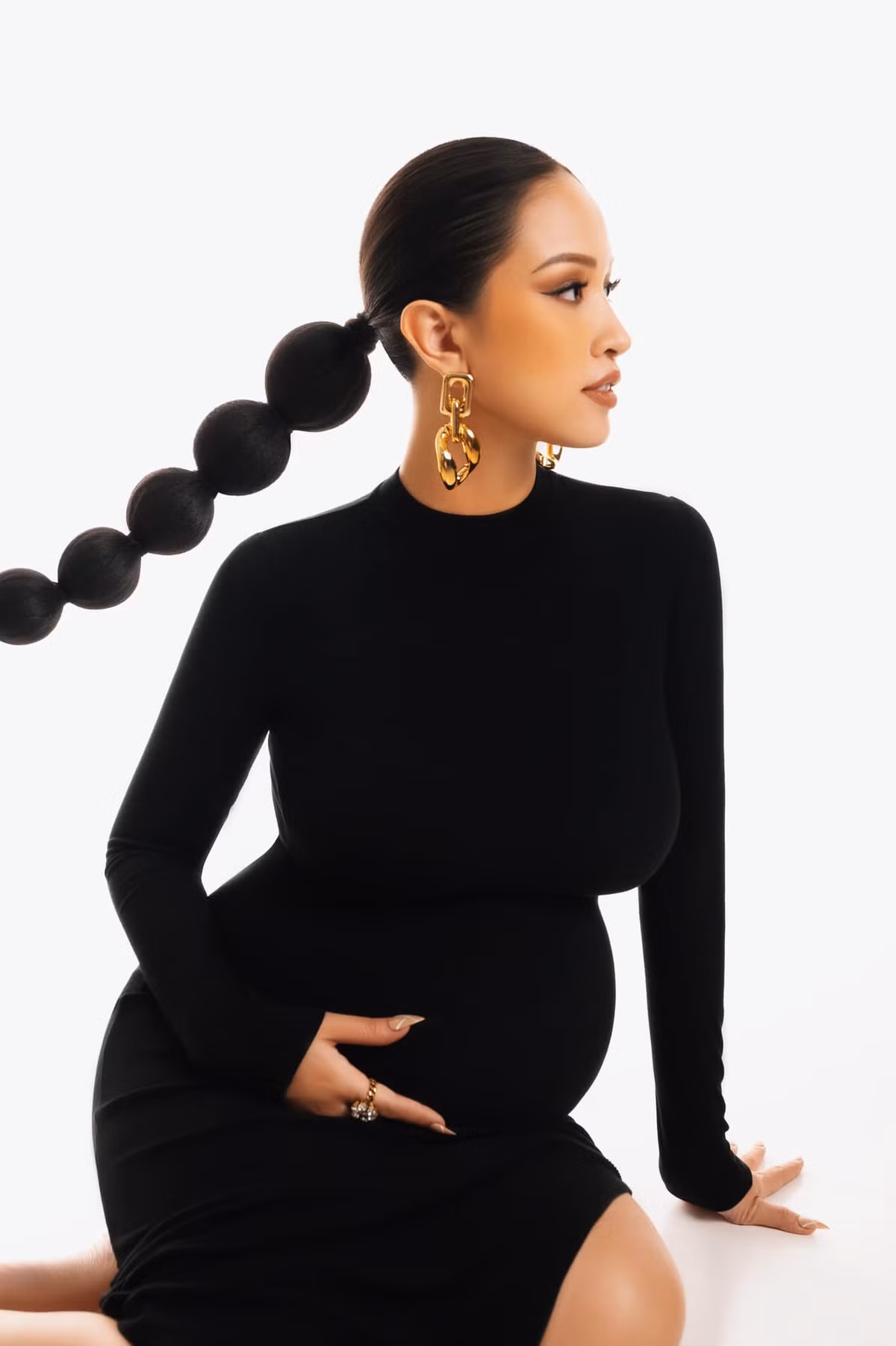 Đính kèm bộ ảnh, Vân Hugo không quên dành lời yêu thương, ngọt ngào dành cho cô con gái sắp chào đời của mình.