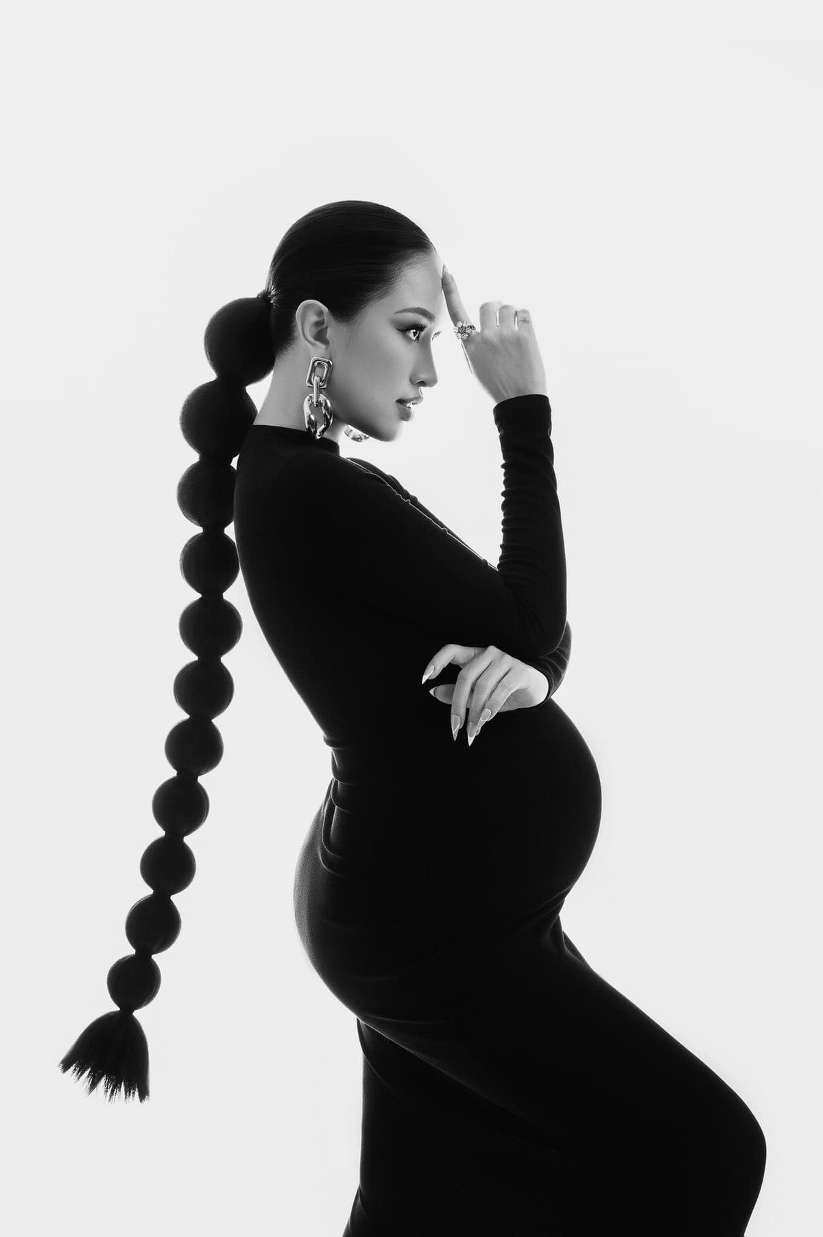 Diện váy màu đen ôm sát cơ thể, Thanh Vân Hugo để lộ bụng bầu khá lớn, nhưng điều làm nhiều người khó rời mắt lại chính là vóc dáng nuột nà, thon gọn của cô.