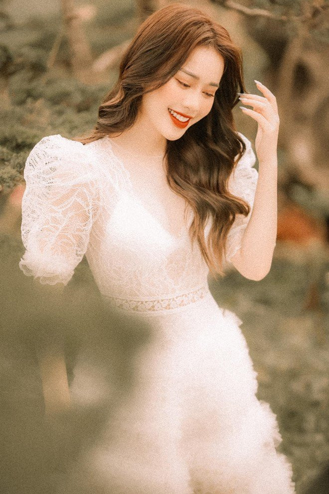 Ngô Mai Phương sinh năm 1997 tại Hải Phòng, hiện là nữ MC trong chương trình "Bữa trưa vui vẻ", "Sắc màu thời gian".