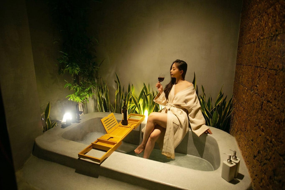 Có chiều cao "khiêm tốn" nhưng Nhật Lê lại có thân hình rất cân đối, vòng 1 và vòng 3 bốc lửa.