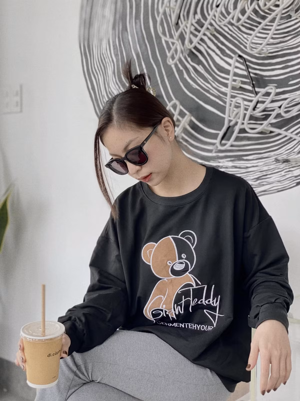 Đa phần người hâm mộ đều nhận xét người đẹp sinh năm 1999 ngày càng nhuận sắc hơn. Đặc biệt, Nhật Lê luôn đốn tim người xem với nụ cười rạng rỡ, tràn đầy nét viên mãn, hạnh phúc.