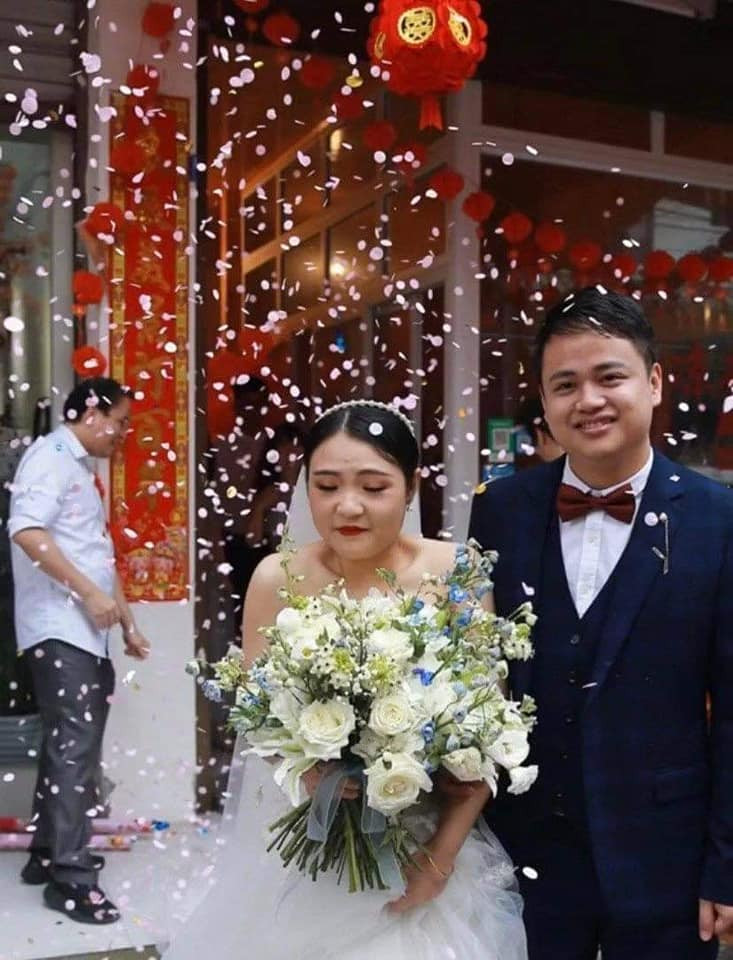 Xem bộ ảnh, cư dân mạng "cười ngất" vì cô dâu chú rể bị "dìm hàng" không thương tiếc.