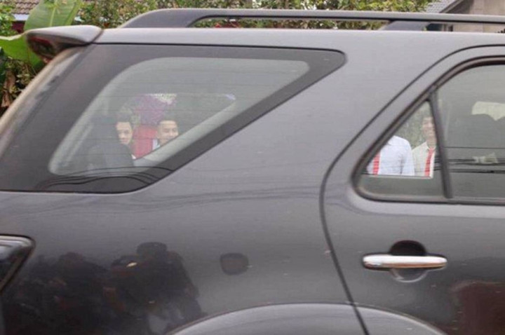 Có thể thấy những bức ảnh được anh chàng chia sẻ hầu hết đều bị dính người đi đường vào, còn mặt cô dâu chú rể thậm chí là dàn bê tráp thì không thấy đâu.