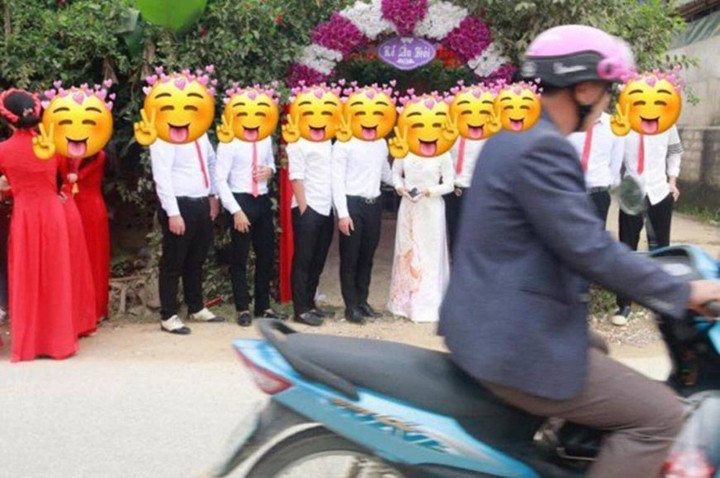 Điển hình như những bức hình trong đám cưới này được chia sẻ từ chính nhiếp ảnh. Anh này lên mạng than vãn: "Chụp xong bộ ảnh mà hai họ đòi đập em các bác ạ. Lươn lẹo".