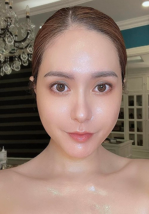 Ở tuổi 32, nữ đại gia quận 7 Đoàn Di Băng có cuộc sống viên mãn cùng ông xã doanh nhân và ba con.