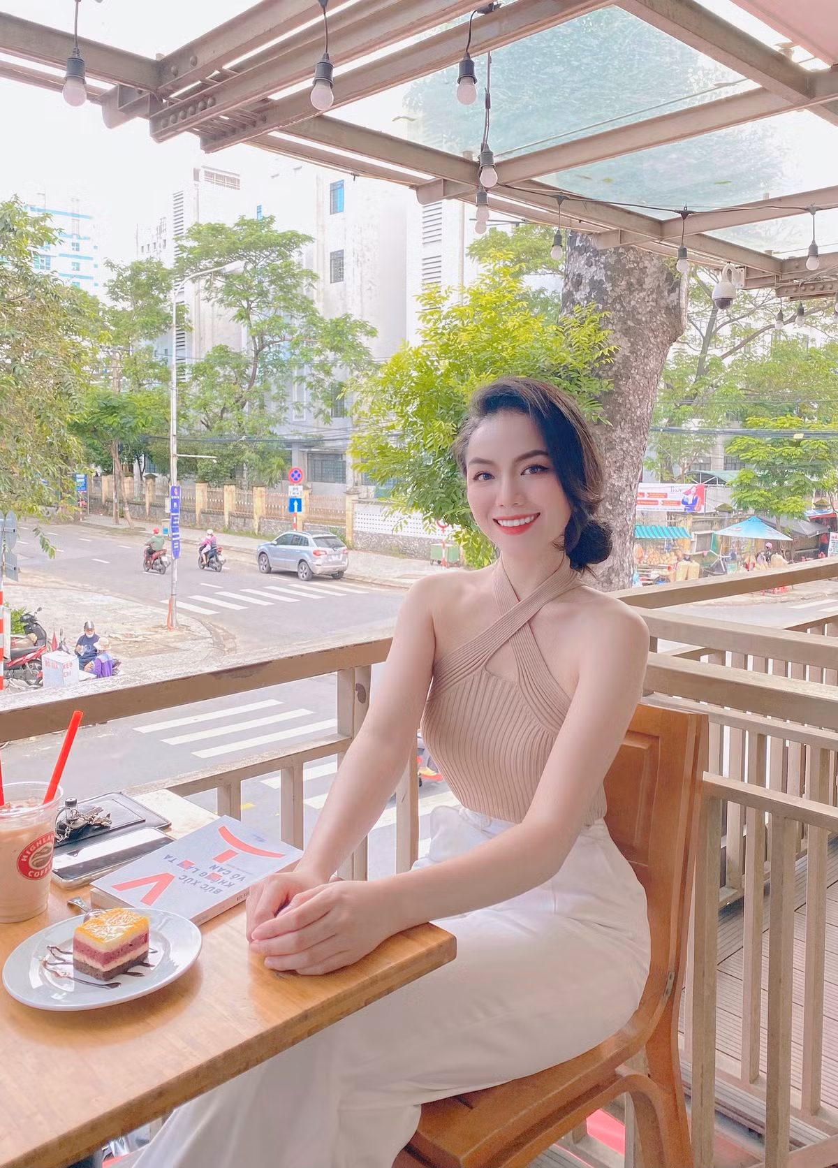 Ai cũng xuýt xoa khen vẻ đẹp của cô và còn vô cùng ấn tượng mới cái tên đẹp, độc và lạ của Thiện Mỹ nữa.