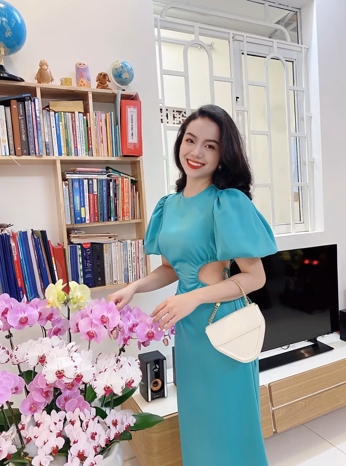 Trên trang cá nhân, gái xinh 9x thường xuyên đăng tải những hình ảnh diện trang phục gợi cảm, đặc biệt là váy áo tôn vòng 1, khai thác vẻ đẹp hình thể tối đa.