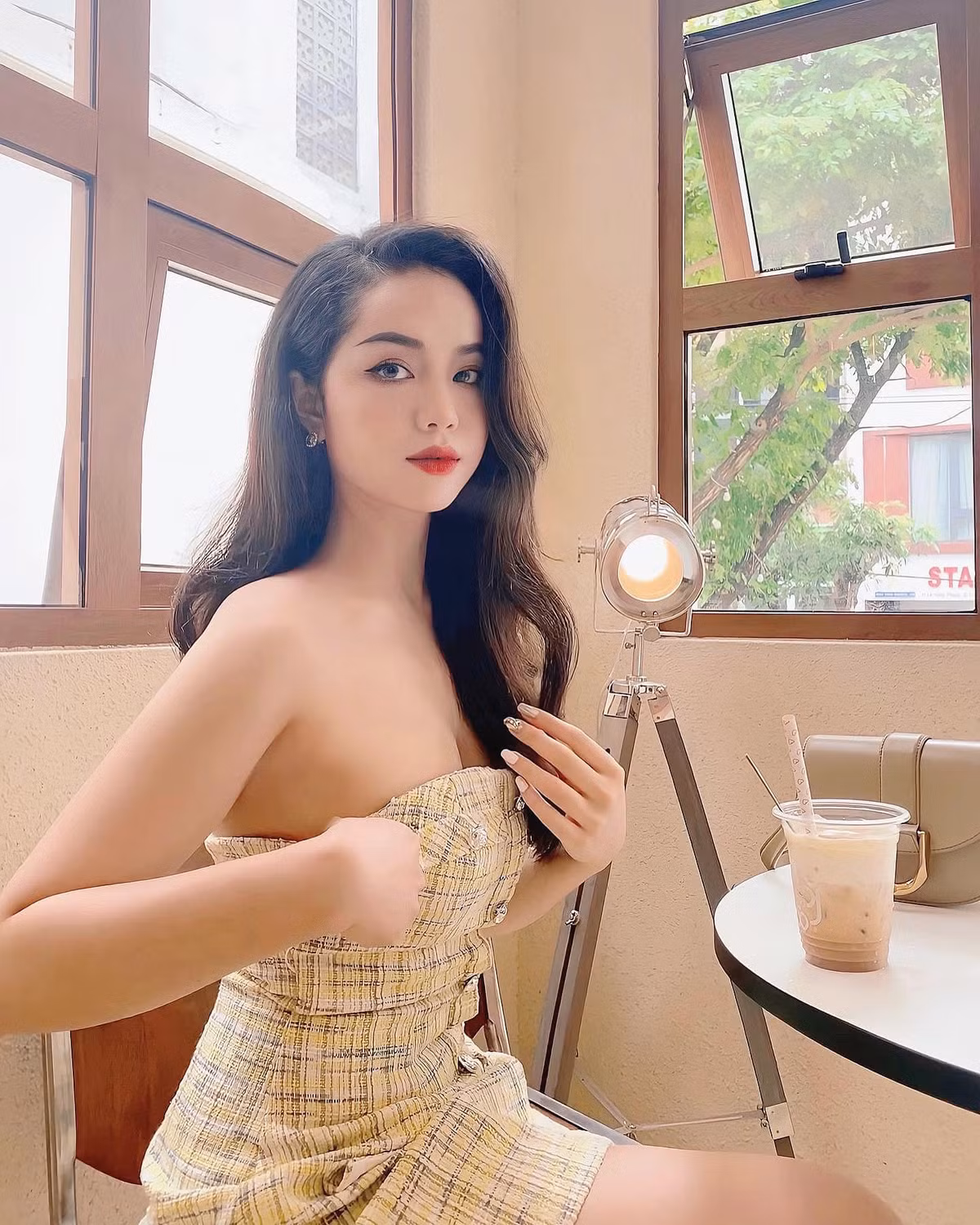 Nữ tiếp viên hàng không xinh đẹp nổi tiếng nhờ cái tên đặc biệt Nu tiep vien hang khong xinh dep noi tieng nho cai ten dac biet