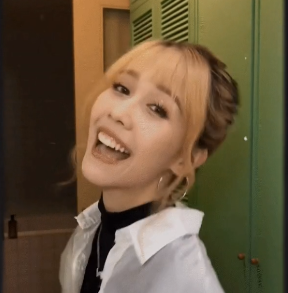 Mái tóc được búi cao với phần mái uốn xoăn sóng khiến Hậu Hoàng trở nên dịu dàng bất ngờ.