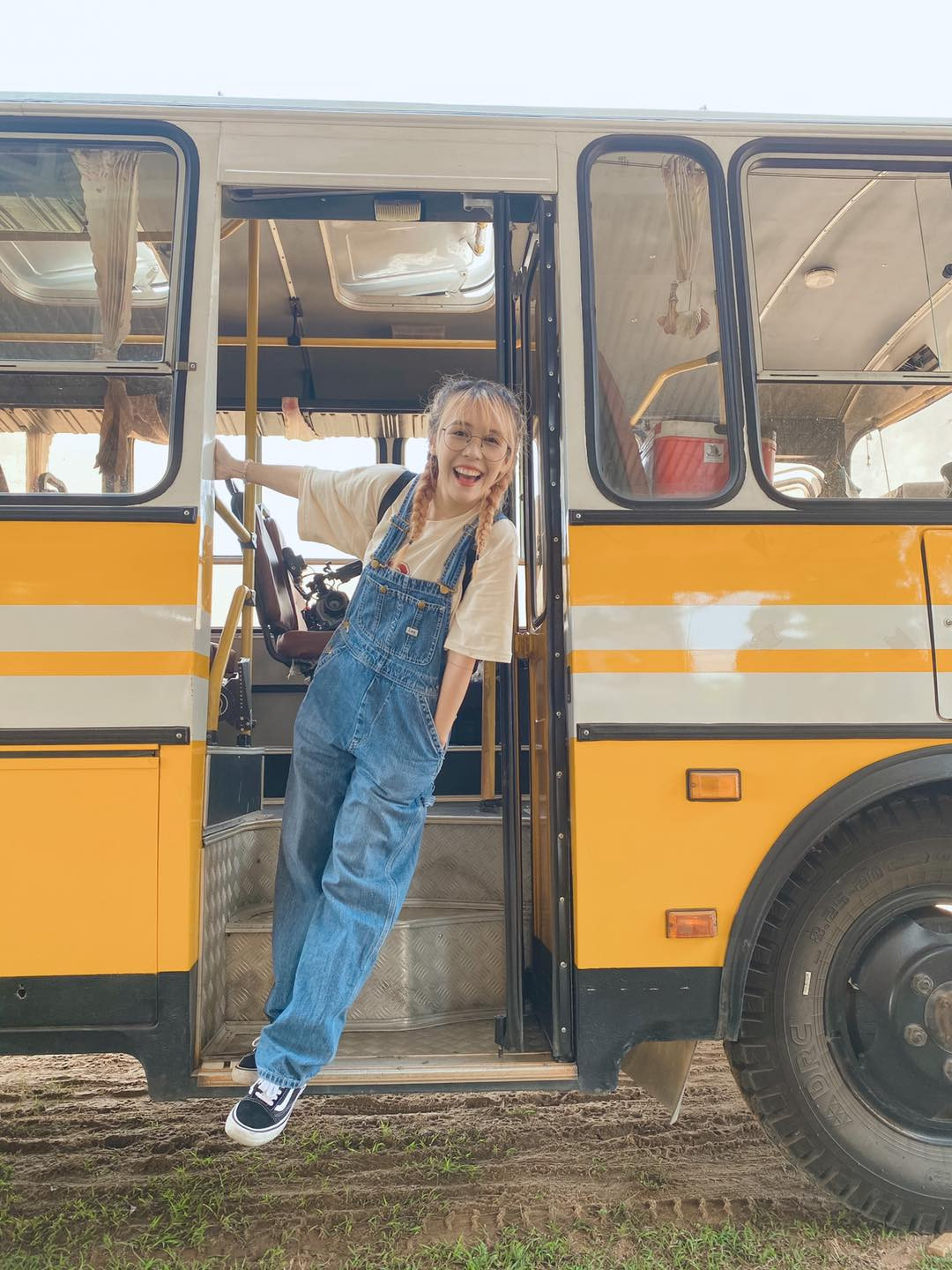 Style ăn mặc quen thuộc của Youtuber Hậu Hoàng cũng toát lên vẻ năng động, nhí nhảnh với quần ống rộng, áo thun rộng nốt và sneaker.