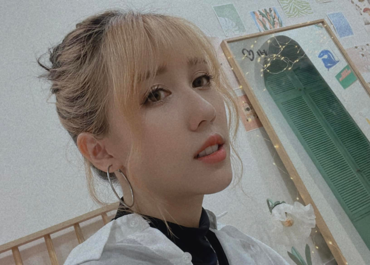 Thực tế, nữ Youtuber này đôi lúc cũng có những khoảnh khắc vô cùng nữ tính và dễ thương như loạt hình ảnh mới đây. Thậm chí cô nàng còn biến hình 180 độ khiến netizen phải dụi mắt vài lần mới nhận ra.