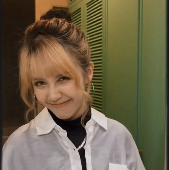 Trong hình ảnh mới, Hậu Hoàng mặc trang phục khá kín đáo nhưng lớp trang điểm khá đậm và kiểu tóc nữ tính.