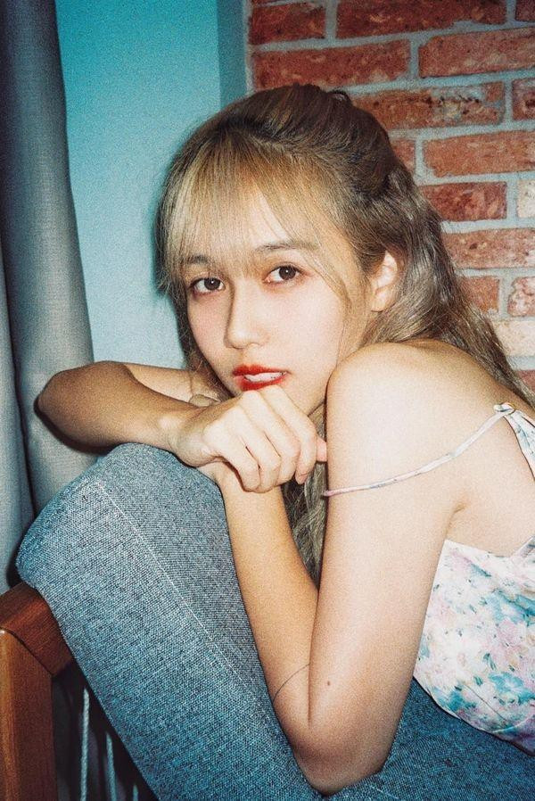 Đang từ một cô nàng tom boy mạnh mẽ, nhí nhố, Hậu Hoàng bỗng chốc hóa "nàng thơ" trong loạt trang phục bánh bèo nữ tính.