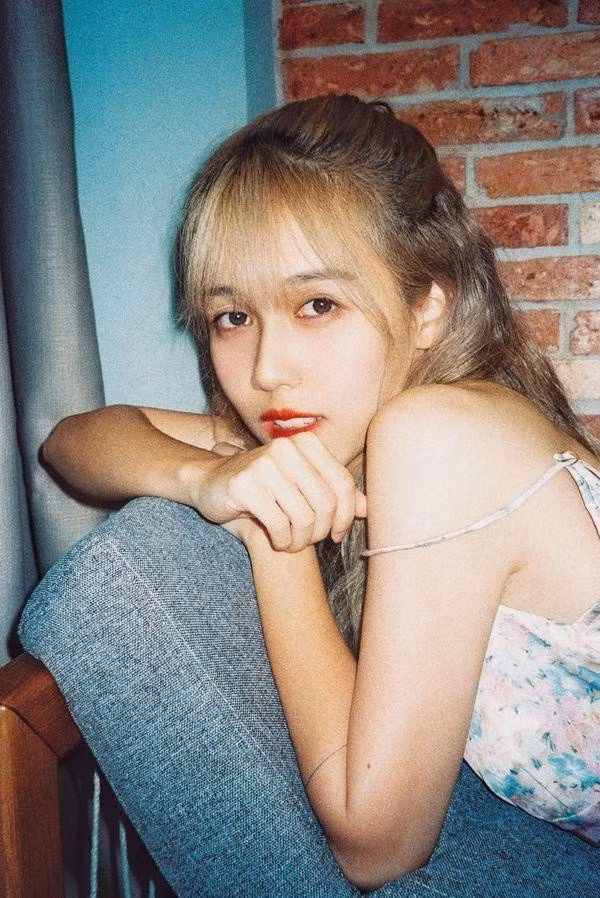 Đang từ một cô nàng tom boy mạnh mẽ, nhí nhố, Hậu Hoàng bỗng chốc hóa "nàng thơ" trong loạt trang phục bánh bèo nữ tính.