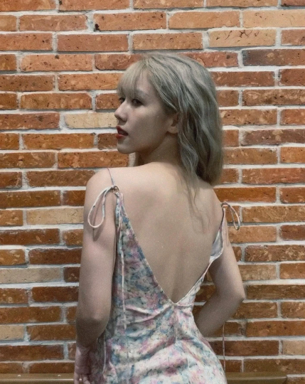 Thời gian gần đây Hậu Hoàng liên tục khiến netizen choáng váng khi thay đổi tạo hình 180 độ.