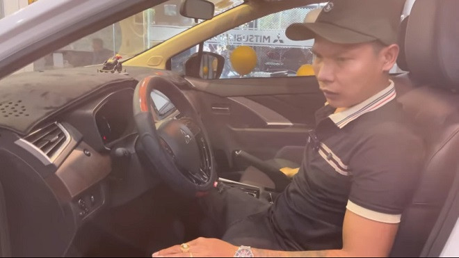 Cuối đoạn clip, bà xã của Lộc Fuho còn khẳng định thêm: "Khổ thật, từ lúc lấy chồng chưa đỡ được ba mẹ được cái gì mà còn mang tiếng nữa chứ".